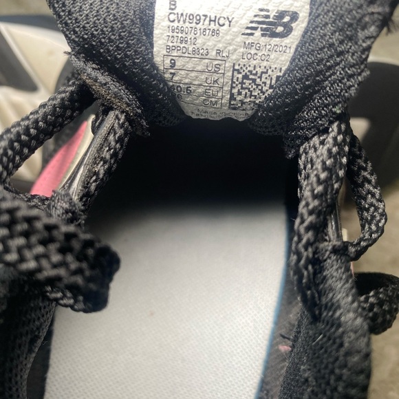 New Balance 997H sneakers in a women’s size 9 US (EU 40.5, UK 7). - Picture 3 of 16